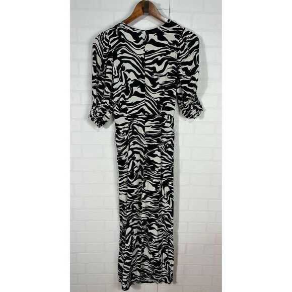 H&M Womens Puff Sleeve Creped Dress Size Medium Zebra Striped Dress - Picture 2 of 15